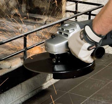 Montere peisinnsats: Det gamle ildstedet har ei tykk stål ramme Montere peisinnsats: Det gamle ildstedet har ei tykk stål ramme